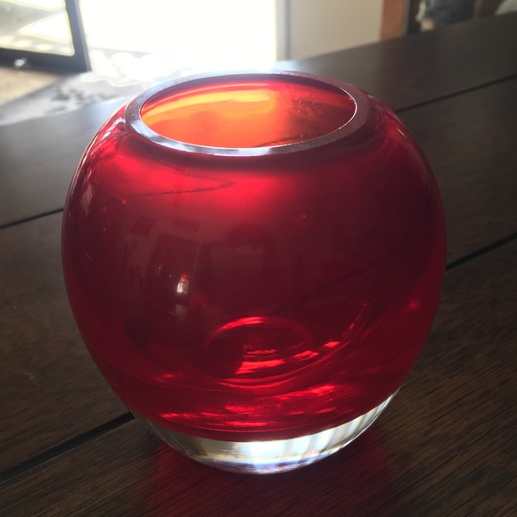 Just in time for Valentine’s Day. Sweet red glass vase - by gorgeous designs. - Picture 4 of 7